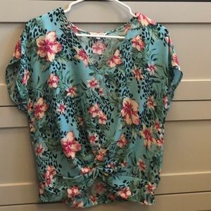 Twist tie bottom Hawaiian/animal print blouse!